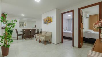Una habitación de hotel moderna con una cama, una mesita de noche y una planta en maceta.