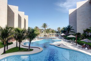 A swimming pool with palm trees and lounge chairs. - Scopa Beach #c1-200 - Seafront by Carpediem (Aquiraz)