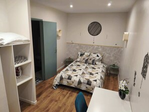 1 habitación, escritorio, wifi y ropa de cama 