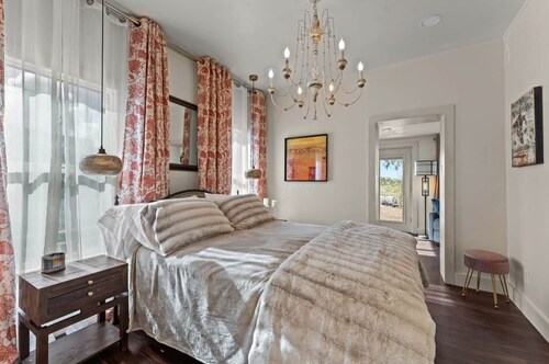 Historic Charm, modern luxury,walk to downtown