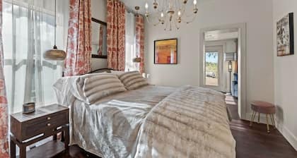Historic Charm, modern luxury,walk to downtown