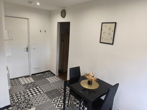 Dining - Cozy Studio avec Parking Charleville (Charleville-Mézières)