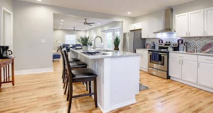 Luxury Spa Home, King Bed, 5 Min Downtown, Large