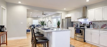 Luxury Spa Home, King Bed, 5 Min Downtown, Large