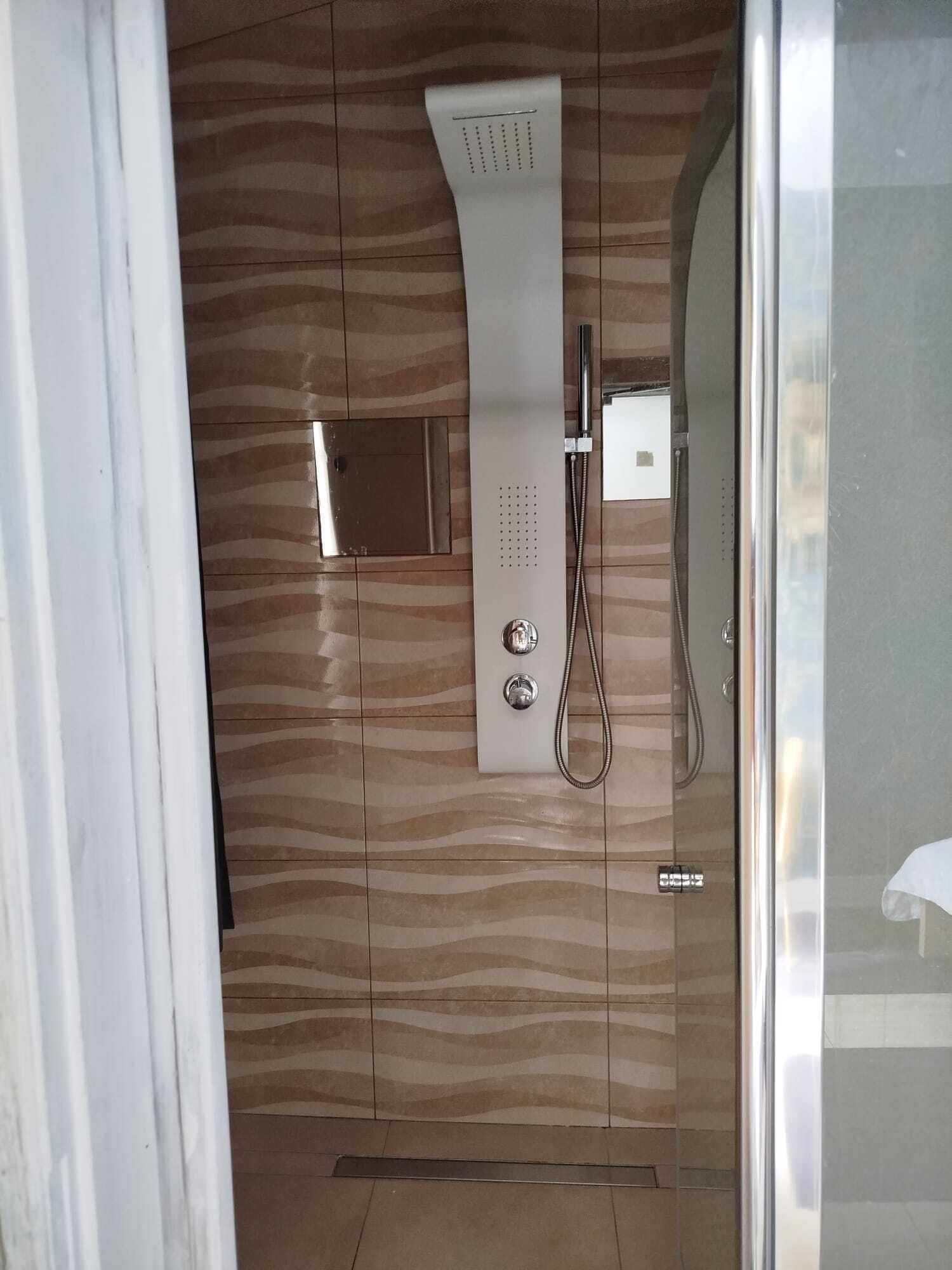 Haartrockner, Handtücher, Seife, Toilettenpapier