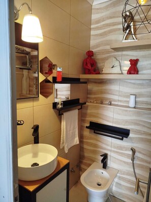 Hair dryer, towels, soap, toilet paper - Modern Room in the Heart of Faro - Ideal for Couples and Travelers (Faro)