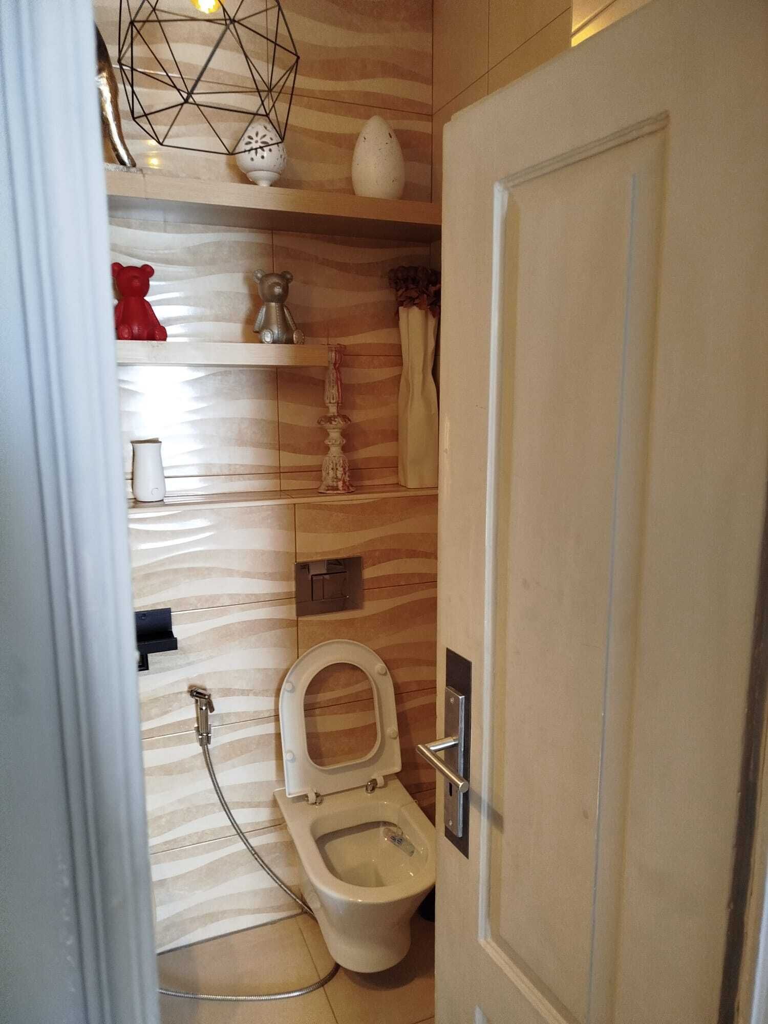 Une salle de bain avec des toilettes, une douche et un lavabo.