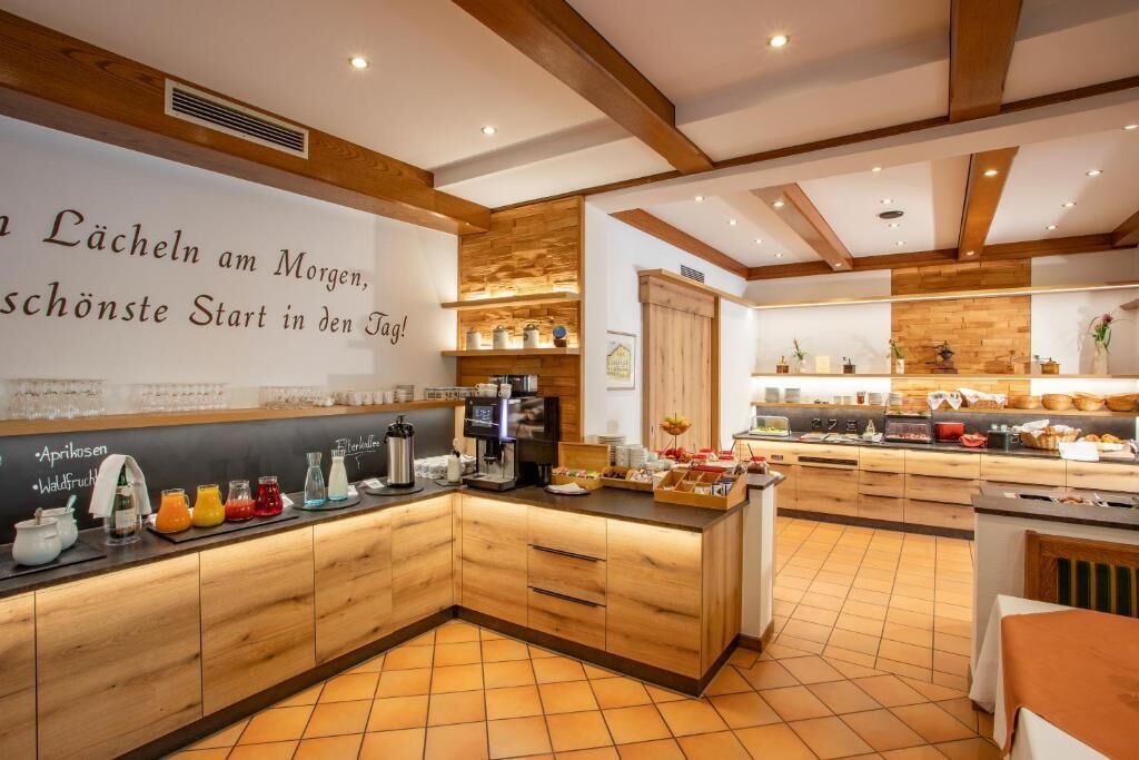 بوفيه فطور مجانًا يوميًا