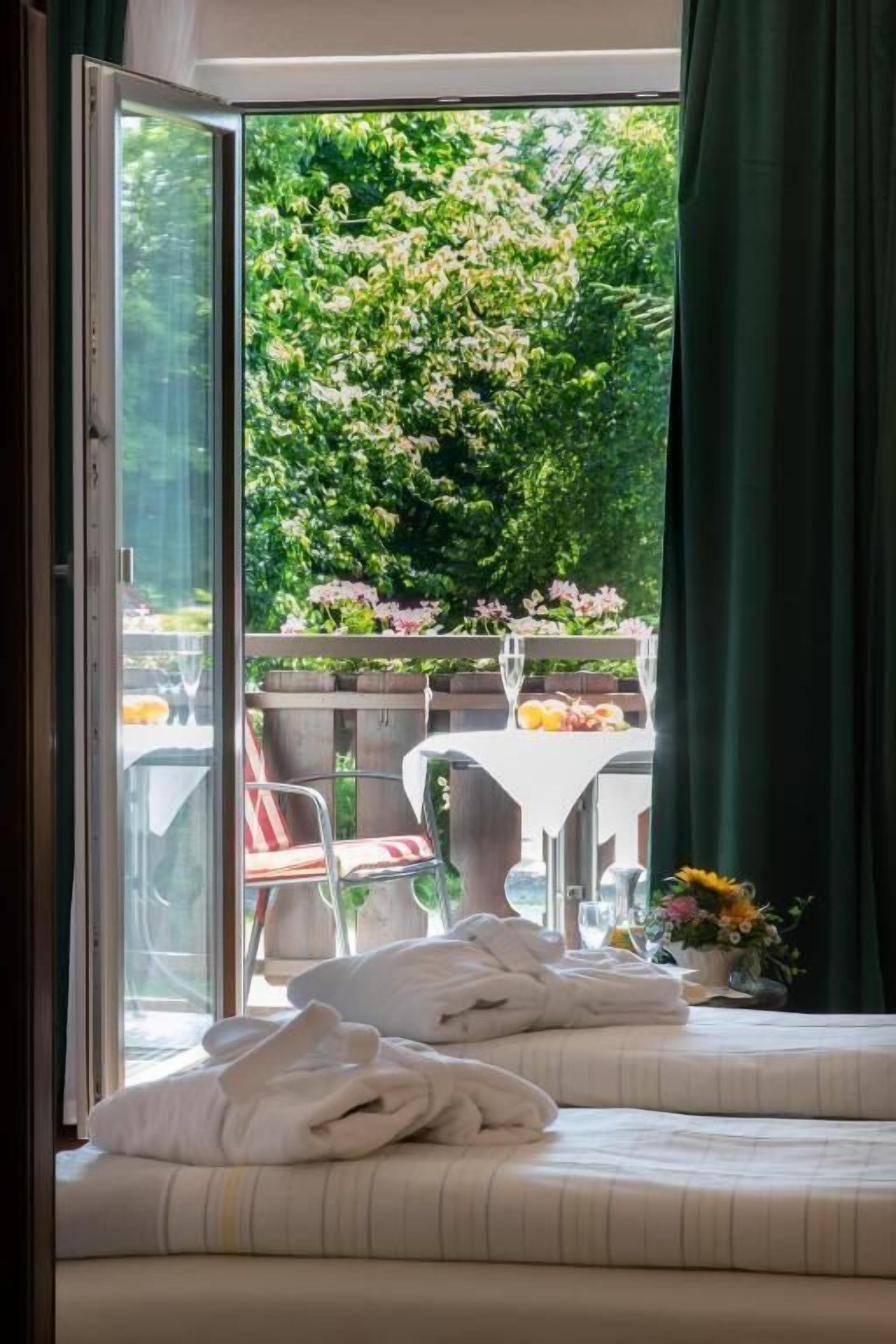 Allergikerbettwaren, Schreibtisch, laptopgeeigneter Arbeitsplatz