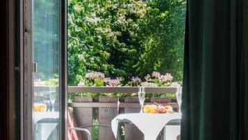 Allergikerbettwaren, Schreibtisch, laptopgeeigneter Arbeitsplatz