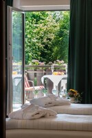 Hypo-allergenic bedding, desk, laptop workspace, free WiFi