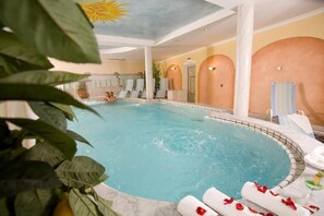 Una piscina cubierta (de 08:00 a 20:00), tumbonas