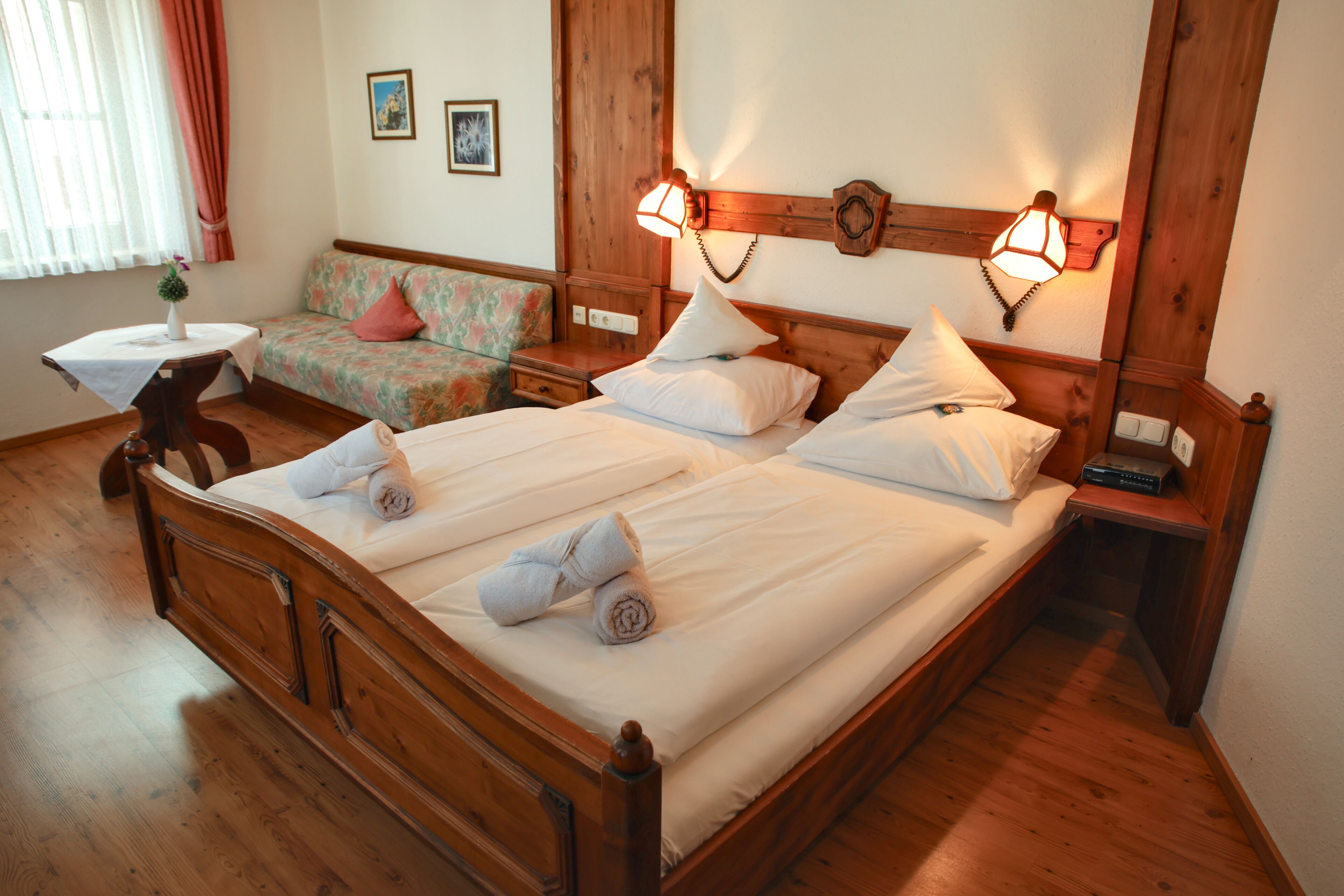 Habitación doble tradicional | Ropa de cama hipoalergénica y escritorio 