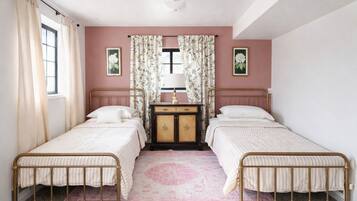2 bedrooms, WiFi (free), bed sheets