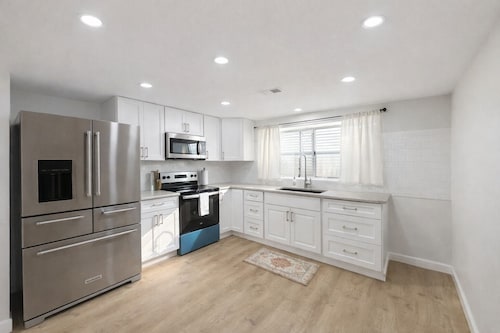 Cozy 2-bedroom apartment in amazing West Jordan with a great location.