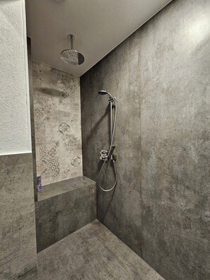 Dusche, Haartrockner, Handtücher, Toilettenpapier