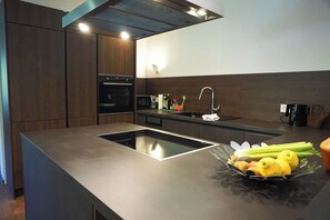 Kühlschrank, Herdplatte, Geschirrspüler, Wasserkocher