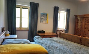 2 habitaciones, escritorio, tabla de planchar con plancha y wifi 
