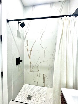 Douche, sèche-cheveux, serviettes fournies, savon