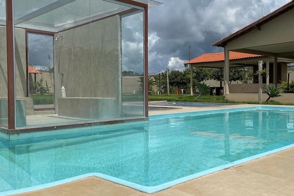 Una piscina al aire libre