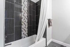 Secadora de cabello, toallas, jabón, papel de baño 