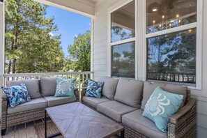 Property grounds - Seaside Serenity Boutique Home-Walk to beach! (Gulfport)