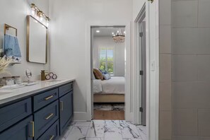 4 bedrooms, iron/ironing board, WiFi, bed sheets - Seaside Serenity Boutique Home-Walk to beach! (Gulfport)
