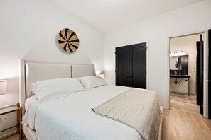 Ein Schlafzimmer mit einem Bett, einer runden Wanddekoration, einem Kleiderschrank und einem Spiegel.