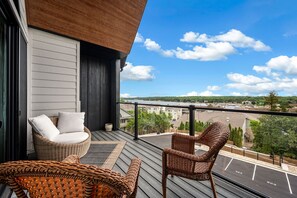 Terrace/patio - Luna View | Top-Floor Water Views & Covered Patio in Sister Bay (Sister Bay)