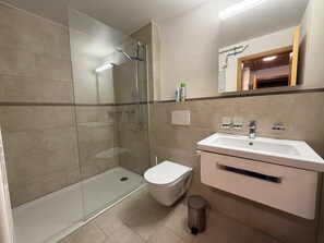 Haartrockner, Handtücher, Seife, Toilettenpapier