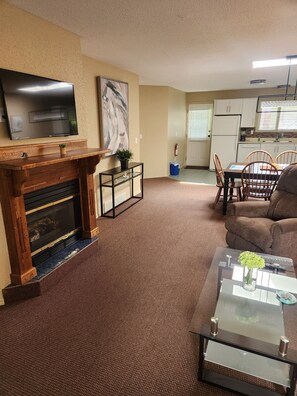Smart TV y chimenea 