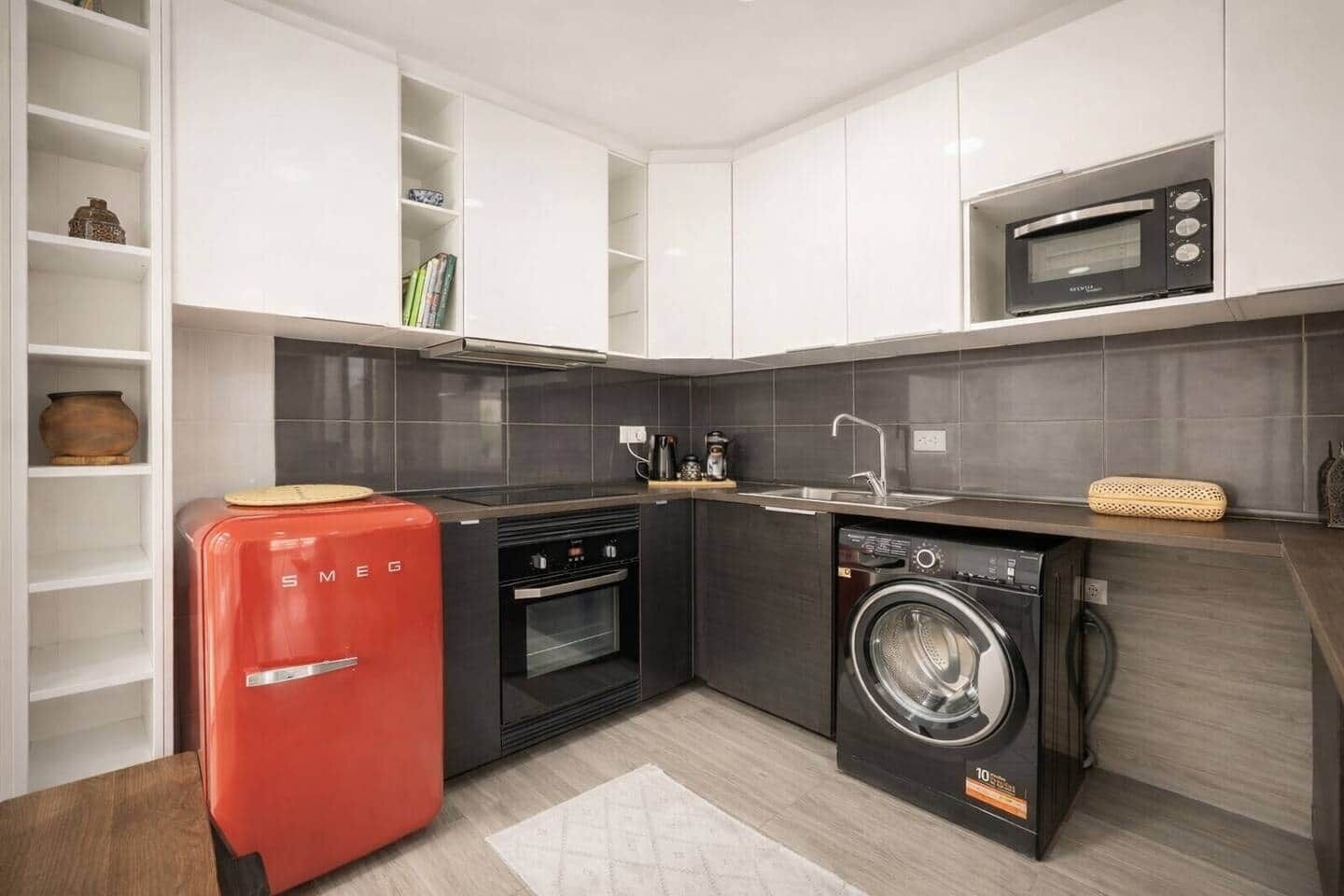 Een koelkast, een microgolfoven, een oven, een kookplaat