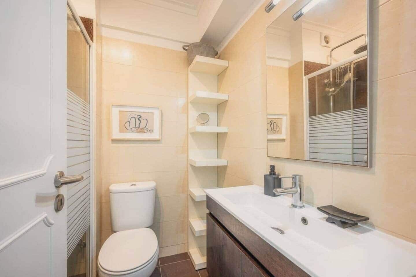 Ducha, secador de pelo, toallas y jabón