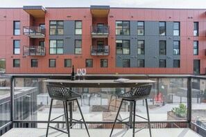 Outdoor dining - Beutts Hygge House - Charming One-Bedroom Condo (Revelstoke)