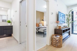 1 bedroom, WiFi, bed sheets - Beutts Hygge House - Charming One-Bedroom Condo (Revelstoke)