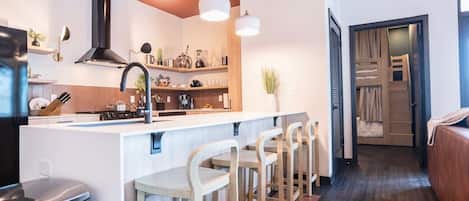 Kühlschrank, Mikrowelle, Geschirrspüler, Kochgeschirr/Geschirr/Besteck