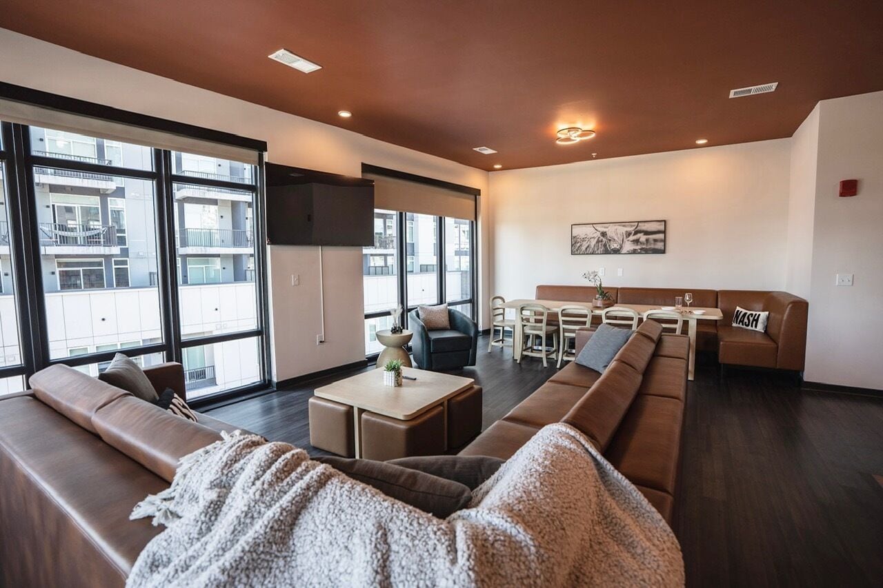 Apartamento, 5 quartos, sacada | Área de estar