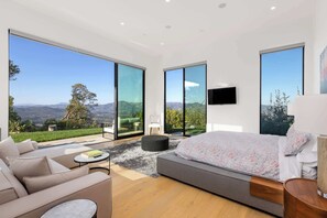 4 habitaciones, escritorio y tabla de planchar con plancha 