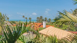 A coastal view with palm trees and a clear sky. - Casa Vento - Your Exclusive Refuge by Carpediem (Caucaia)