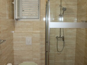 Een douche, een haardroger, handdoeken