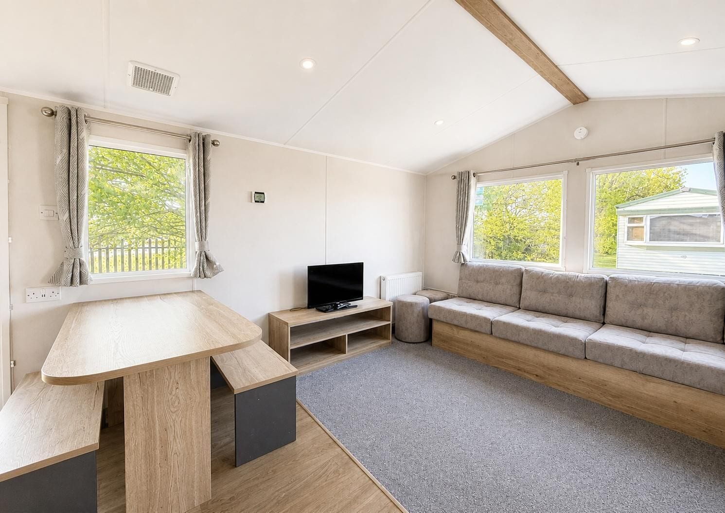 Lovely Caravan At Highfield Grange Holiday Park, Essex Ref 26401e - Clacton-on-Sea