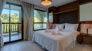 A hotel room with a large bed, a view of palm trees, and a sliding glass door to the outside. - VG Sun #102 - Apto de Dois Quartos por Carpediem (Caucaia)