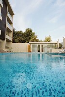 Chambre Standard double ou avec lits jumeaux, vue sur la piscine | Piscine | Piscine extérieure