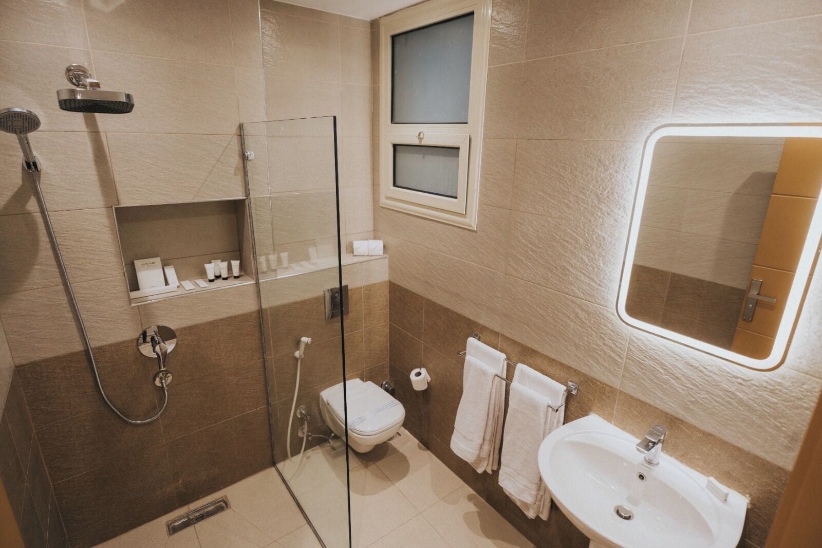 Douche, sèche-cheveux, serviettes fournies, savon