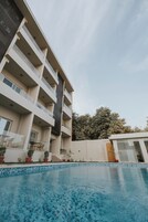 Una piscina al aire libre