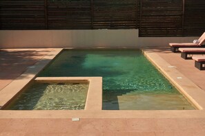 สระว่ายน้ำกลางแจ้ง