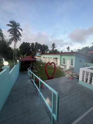 Property grounds - Lucena’s B&B near Maravilla white sand beach.Good for 8 guests (San Remigio)