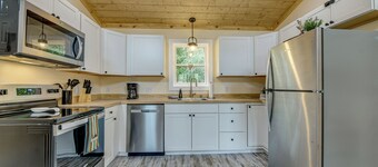 Walk to Main St! Mtn-View Getaway in Waynesville