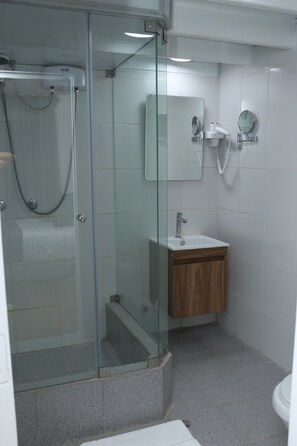 Superior Room | Bathroom | Shower, hair dryer, towels, soap - Casa Atempo Boutique Hotel (Lima)