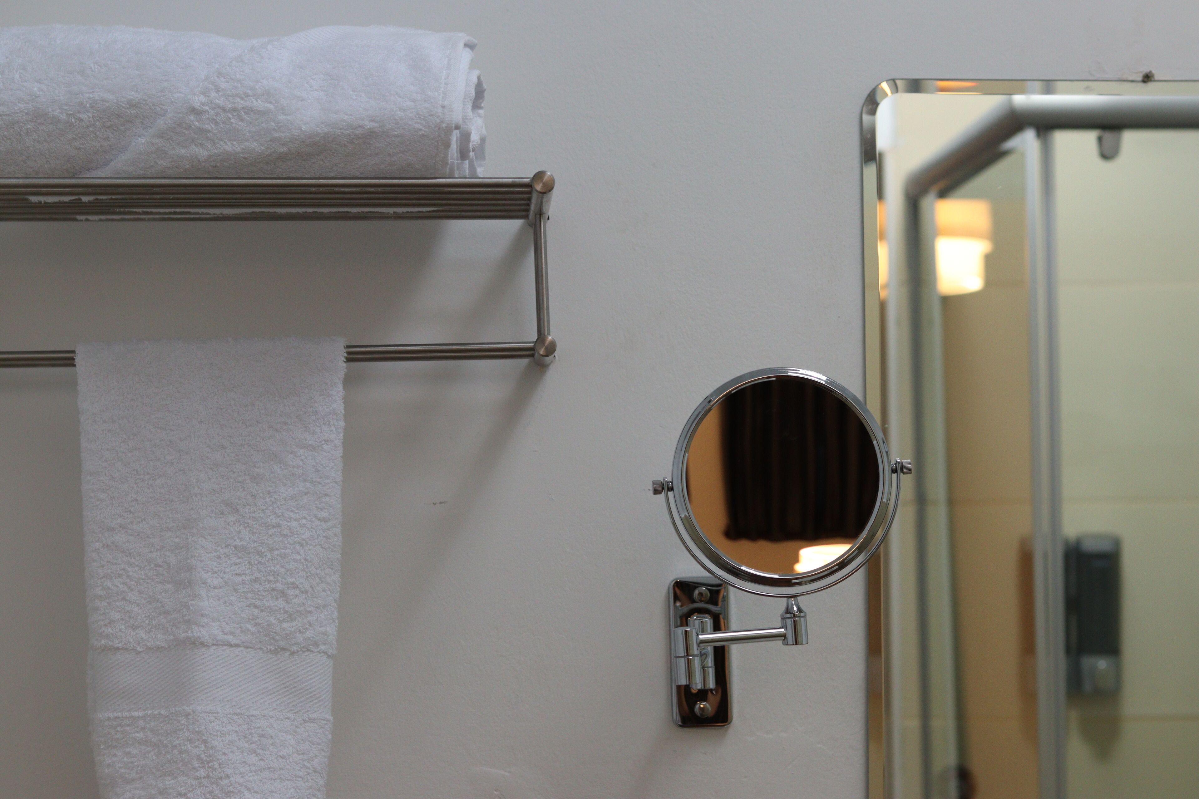 Bad | Dusj, hårføner, håndklær og såpe